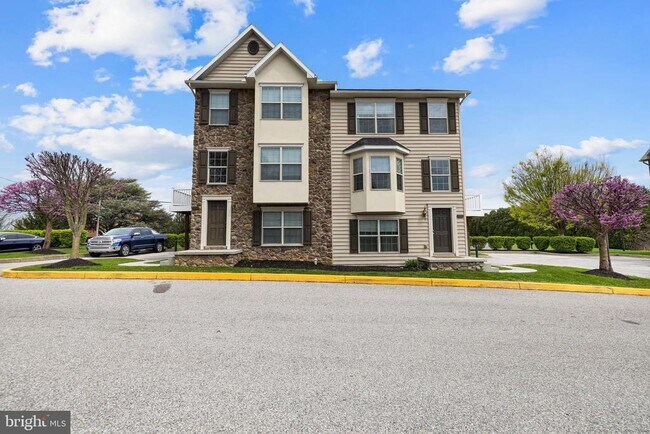 Building Photo - 10 Shady Tree Ct