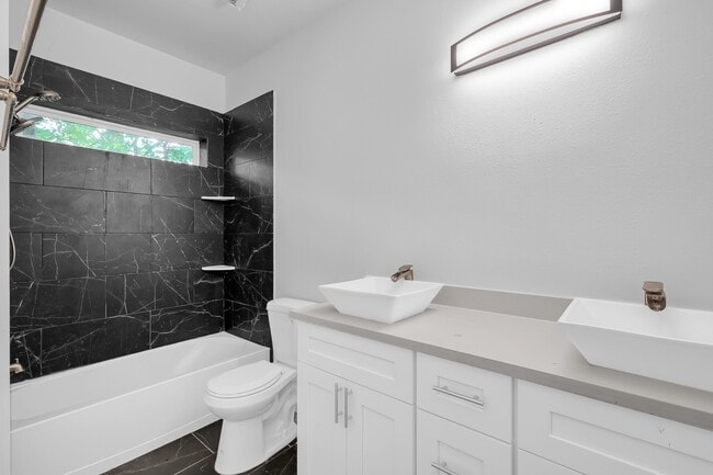 Building Photo - 2116 Oatfield Dr