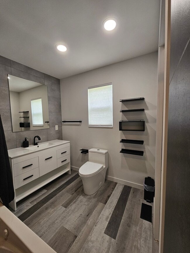 Building Photo - Newly Remodeled Home
