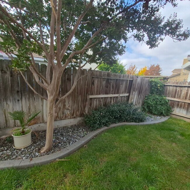 Building Photo - Excellent single story floor plan, nice area of Elk Grove