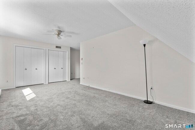 Building Photo - 43 Great Meadow Ln
