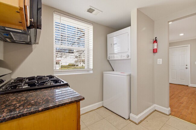 Building Photo - Congress Heights Three Bedroom W/Washer & Dryer In Unit!