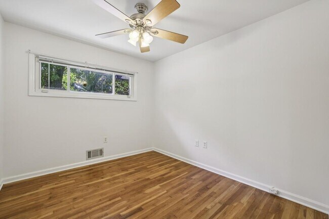 Building Photo - 2056 Abby Ln NE