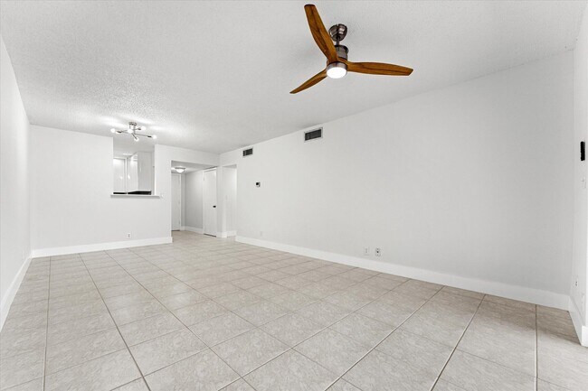Building Photo - 200 Jacaranda Country Club Dr