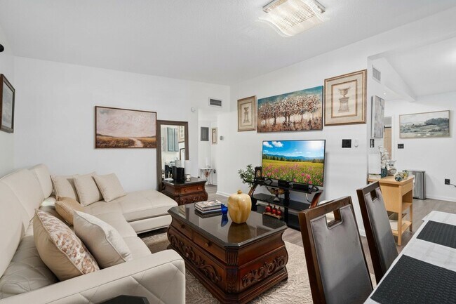 Building Photo - 228 Sunset Dr