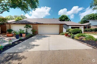 Building Photo - Spacious Townhome with Lake Views on a Pri...
