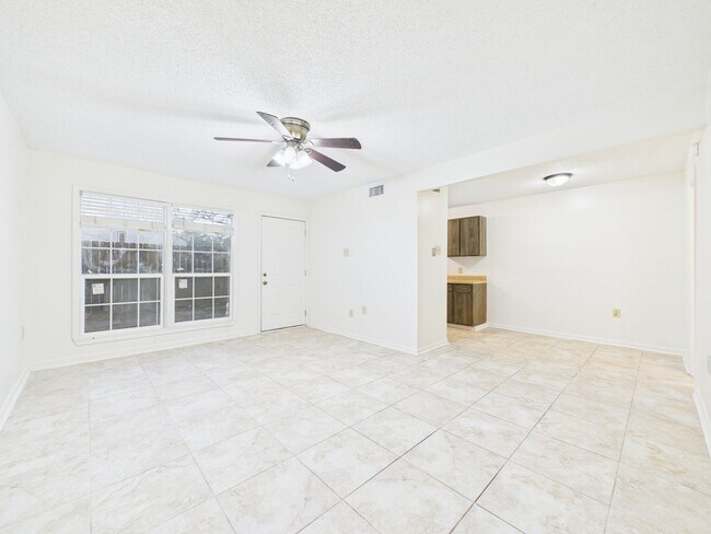 Building Photo - 809 Fox Run Ave