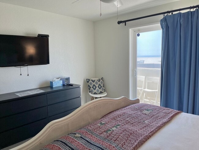 Building Photo - 4025 Ocean Dr