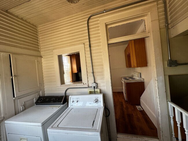 Building Photo - Beautiful 5 Bedroom, 2 Bath in Prime Location Near Campus