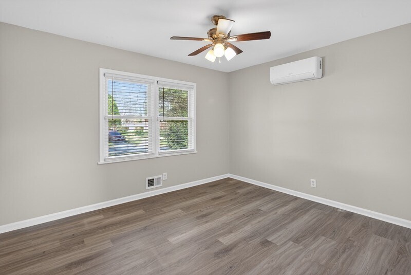 Building Photo - 586 Oakside Dr SW