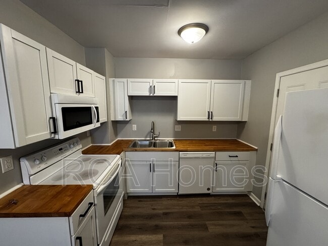 Building Photo - 3747 E Market St