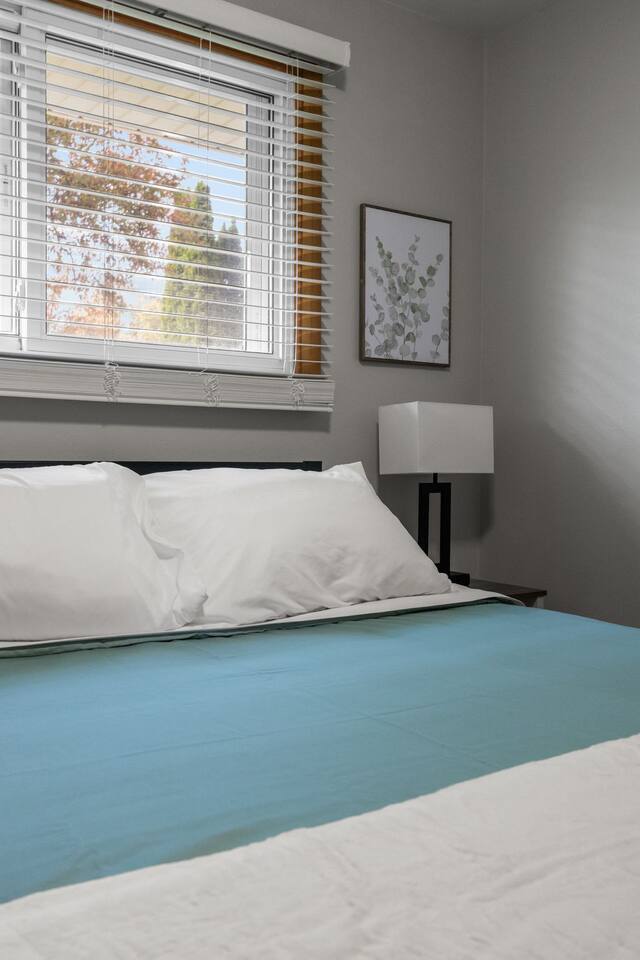 Building Photo - 1221 Kenwood St