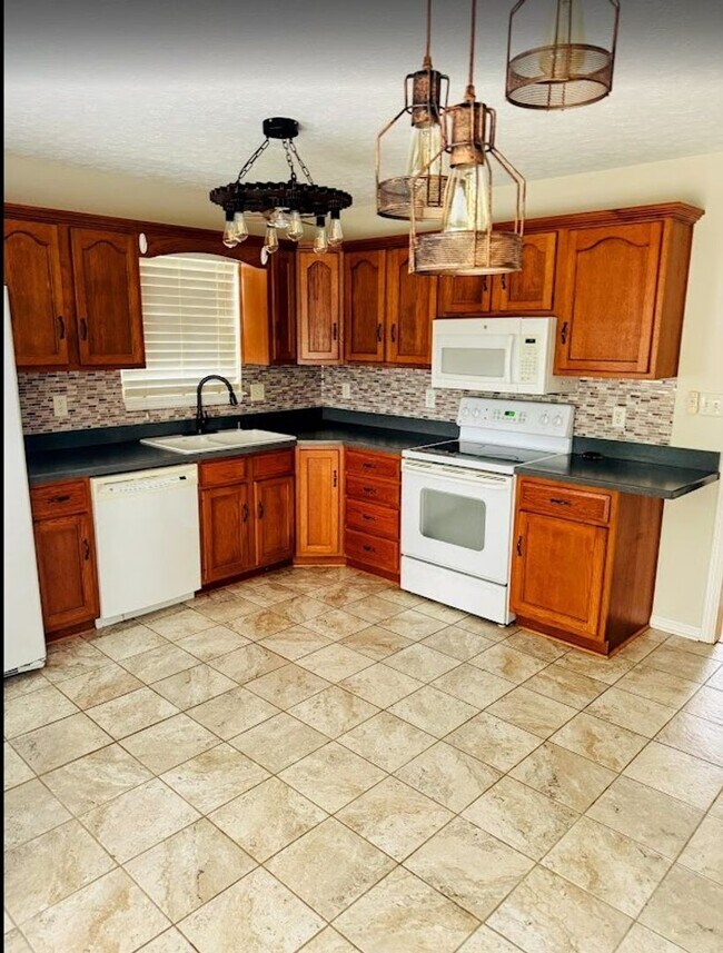 Building Photo - Beautiful spacious 4 bed 4 bath Family Home