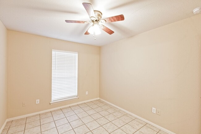 Building Photo - Duplex for lease with private backyard