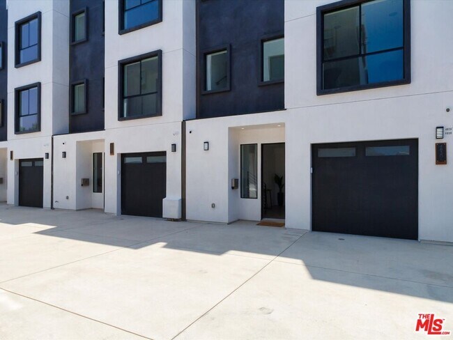 Building Photo - 4830 Pickford St