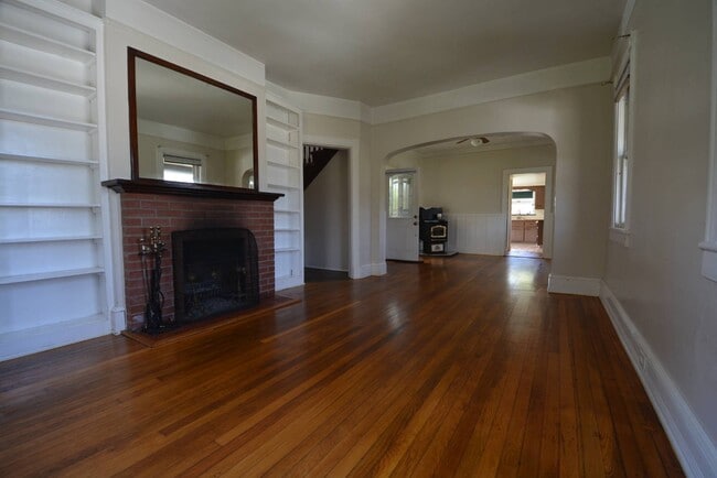 Building Photo - 99 Bayview Ave