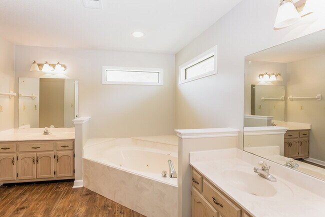 Building Photo - 429 Spruce Glen Dr