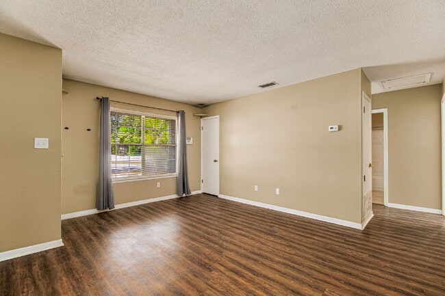 Building Photo - Experience the charm of this fabulous dupl...