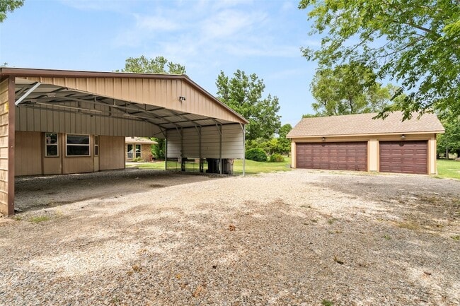 Building Photo - 390 Holly Ln