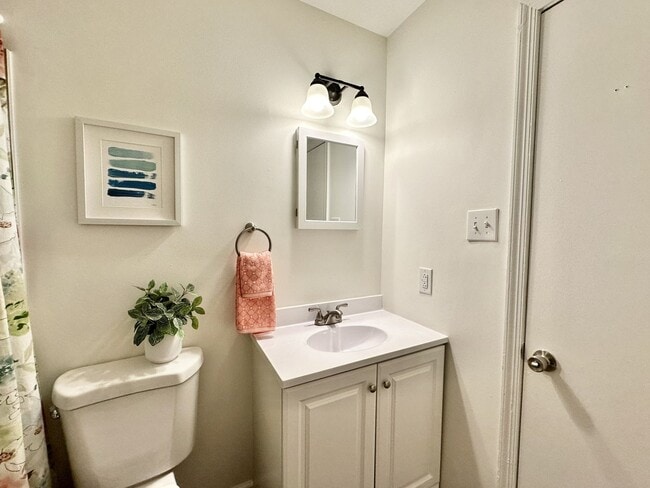 Building Photo - Updated & READY NOW!! A 3-Bedroom Great Neck Home! Excellent Schools! All Appliances Convey!