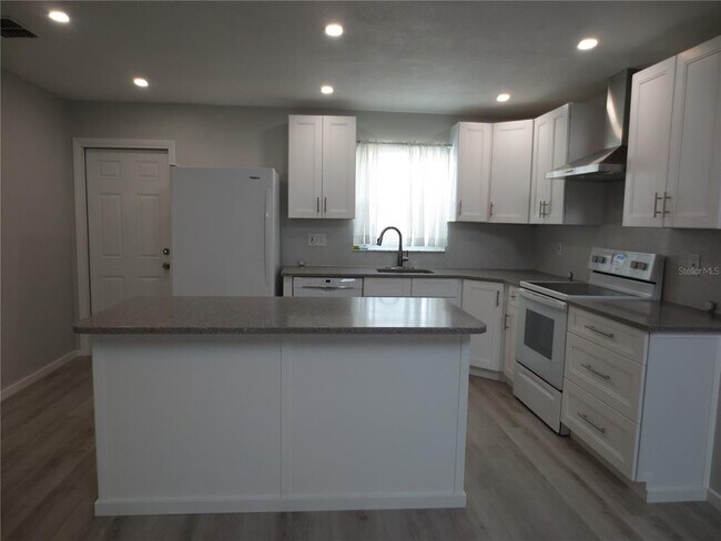 Building Photo - 1676 Caledonia Dr