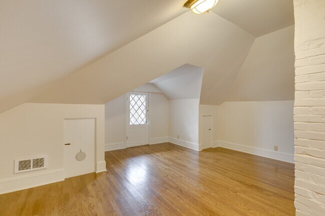Building Photo - Rare & Charming Upper Queen Anne Home Available July!