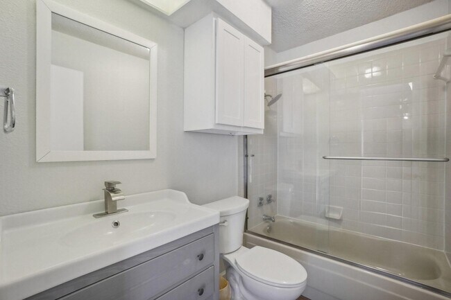 Building Photo - 1301 Memory Ln