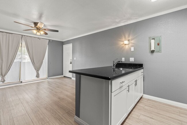 Building Photo - Ihona Townhome 1BR, 1BA, 1PKG, AC, W/D