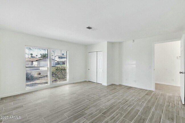 Building Photo - 3922 E Dahlia Dr