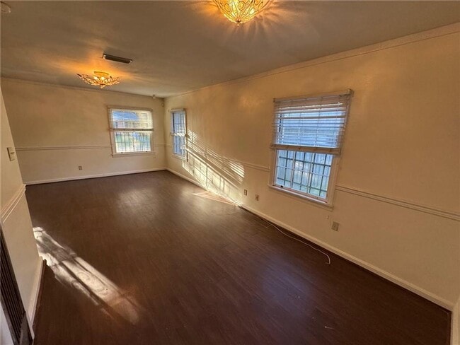 Building Photo - 35 E Chadwick Dr