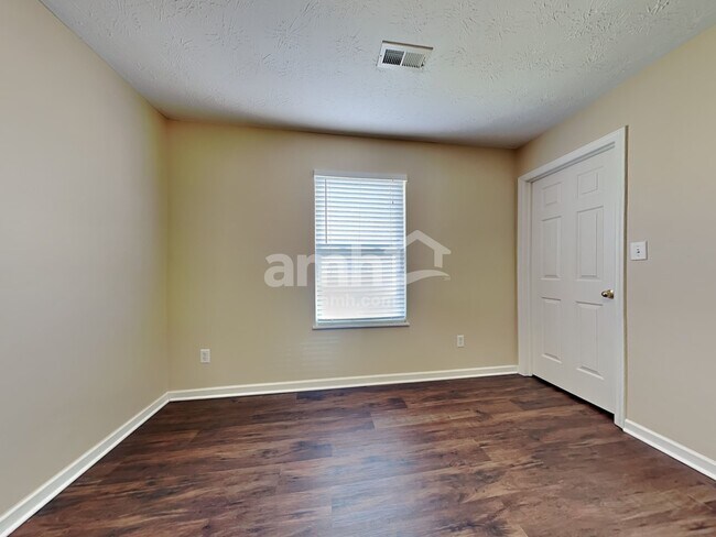 Building Photo - 32 Ascot Glen Dr