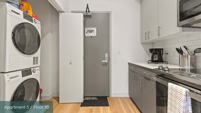 Building Photo - 853 W Blackhawk St