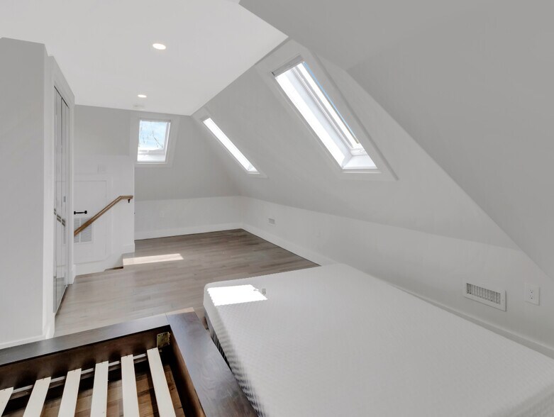 Building Photo - 10 Oak St