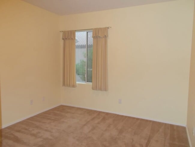 Building Photo - Spacious 2 Bedroom + Den, 2 Bath Condo in a Gated Community