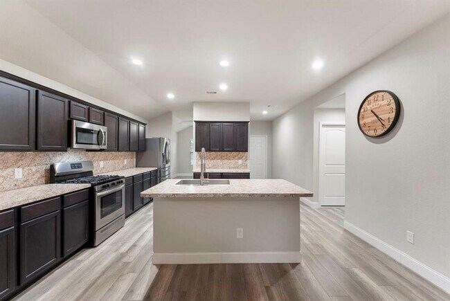 Building Photo - 14077 Lake Cres Dr