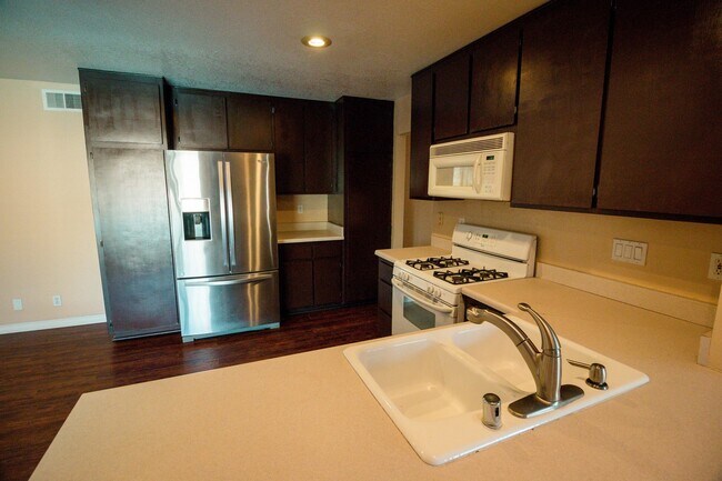 Building Photo - Spacious 4 Bed / 2 Bath Pool Home in Prime Corona Location!