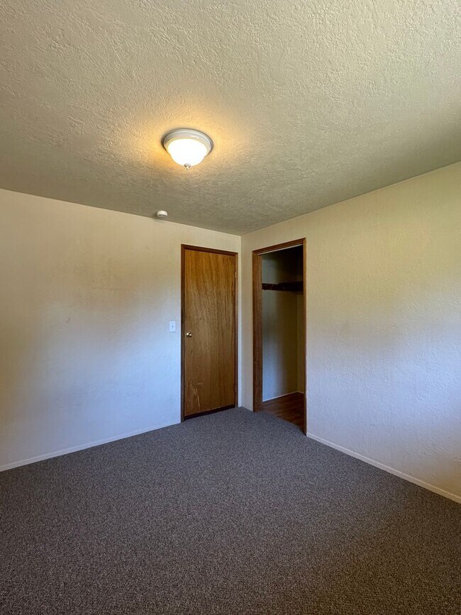 Building Photo - Updated 3-Bedroom Home with Deck & Garage in Mountlake Terrace!!!