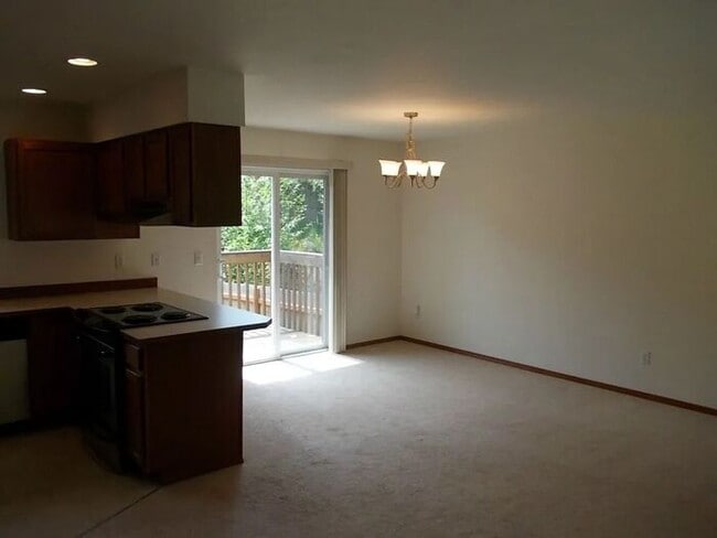 Building Photo - Spacious 3 Bedroom 2 Bathroom Duplex in Beautiful Bonney Lake!