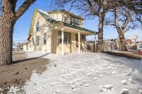 Building Photo - 4 Bedroom House!
