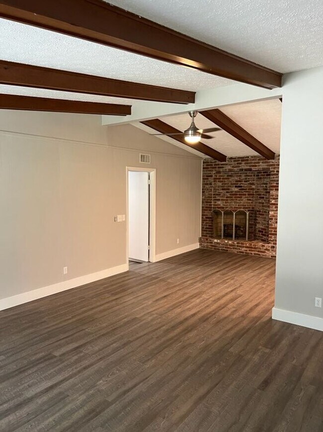 Building Photo - Gorgeous Home in the Heart Hinesville