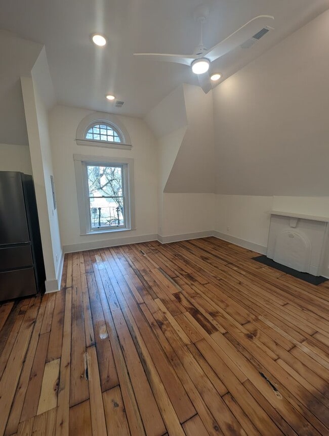 Building Photo - Beautifully Renovated 1 Bed, 1 Bath With In-Unit Washer/Dryer and New Appliances