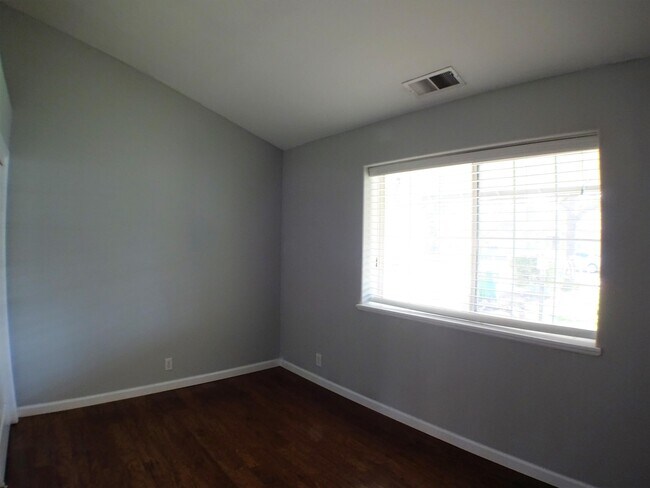 Building Photo - 612 W 6th Ave