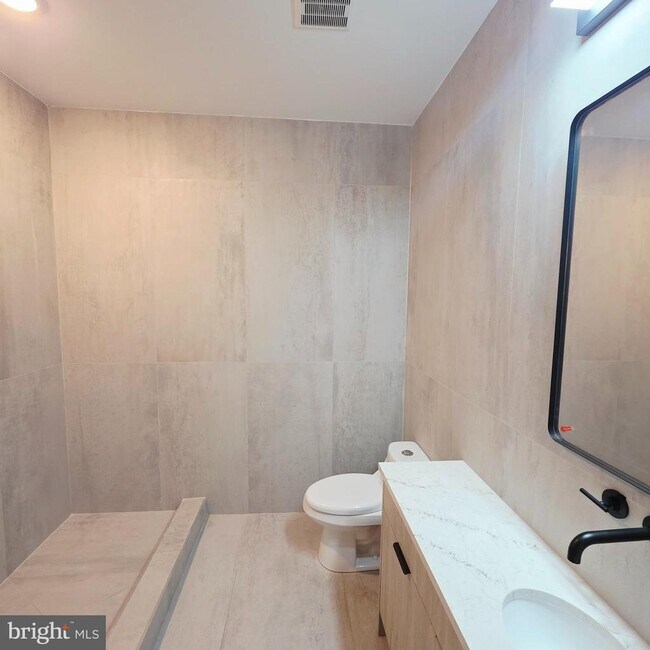 Building Photo - 714 Chestnut St