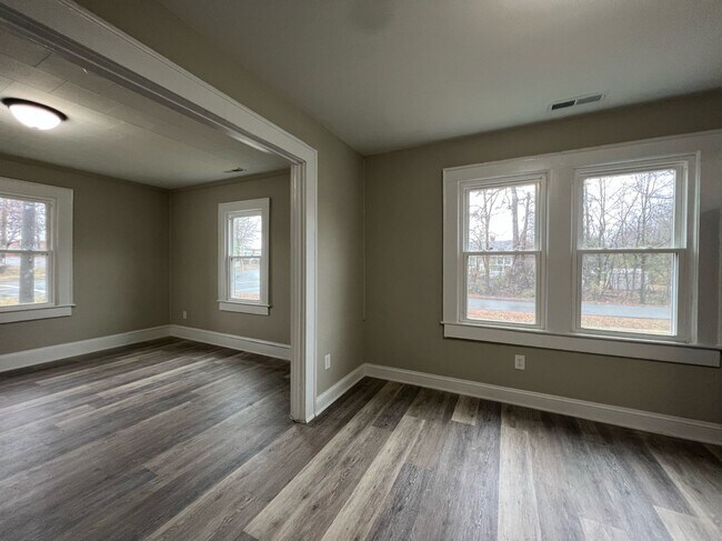 Building Photo - 3 Bedroom 1 Bathroom Home Located In Green...
