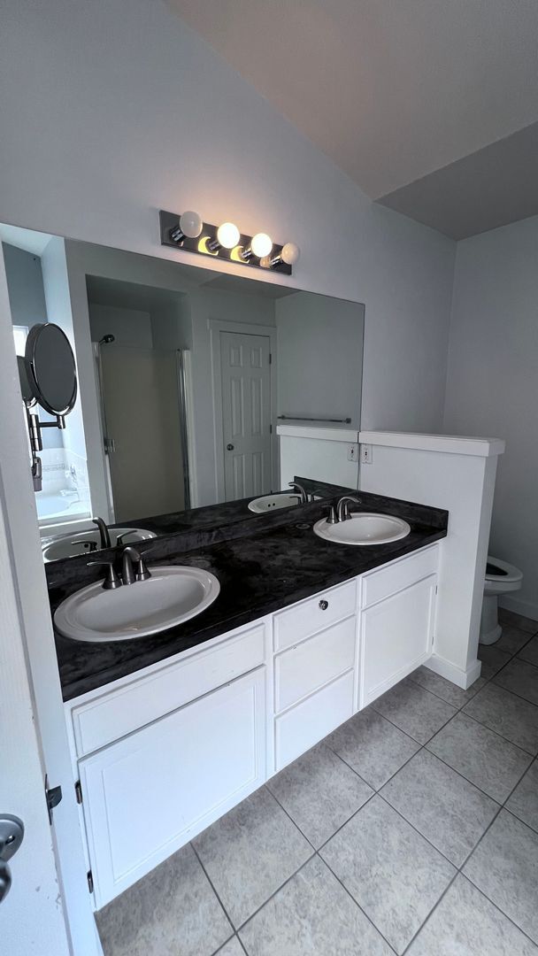 Building Photo - Spacious 4 Bed/3 Bath with Finished Baseme...