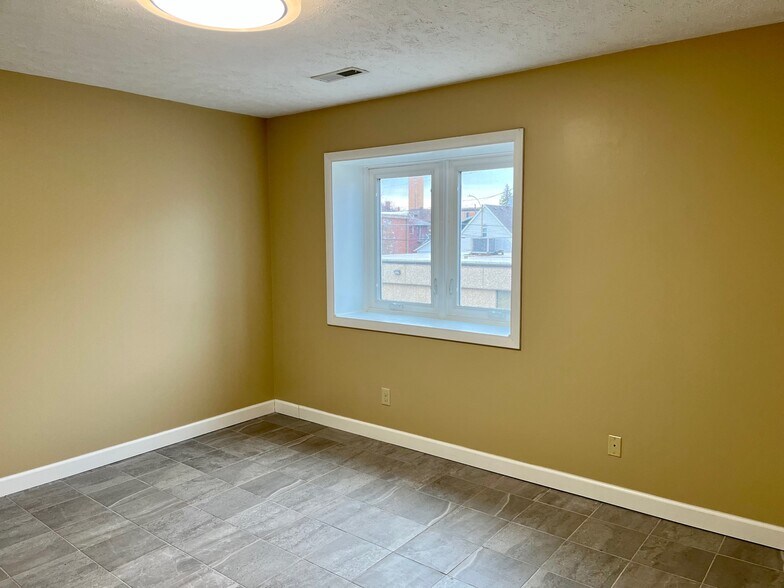 Building Photo - 302 E Grove St