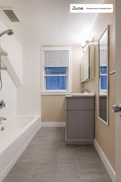 Building Photo - Room in Shared 6 bed/2 bath home