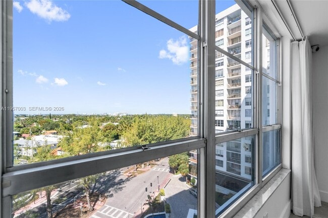 Building Photo - 4101 Pine Tree Dr