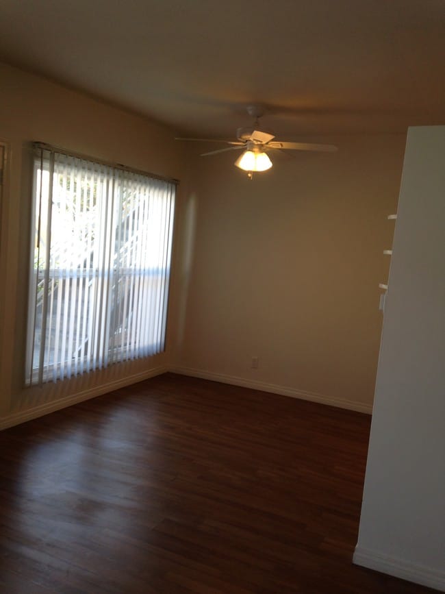 Window with view of street - 425 Doheny S Dr