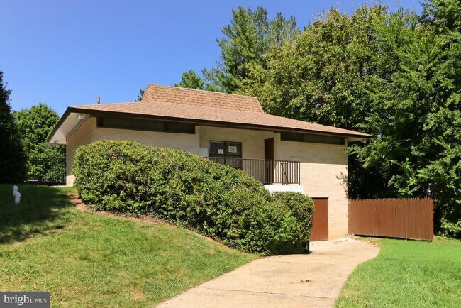 Building Photo - 6001 Arlington Blvd
